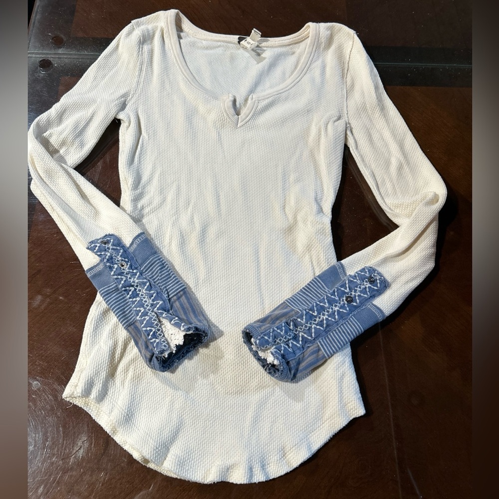 EUC VTG Small We The Free Kyoto Ivory and Blue Mixed Media Cuff Waffle Thermal